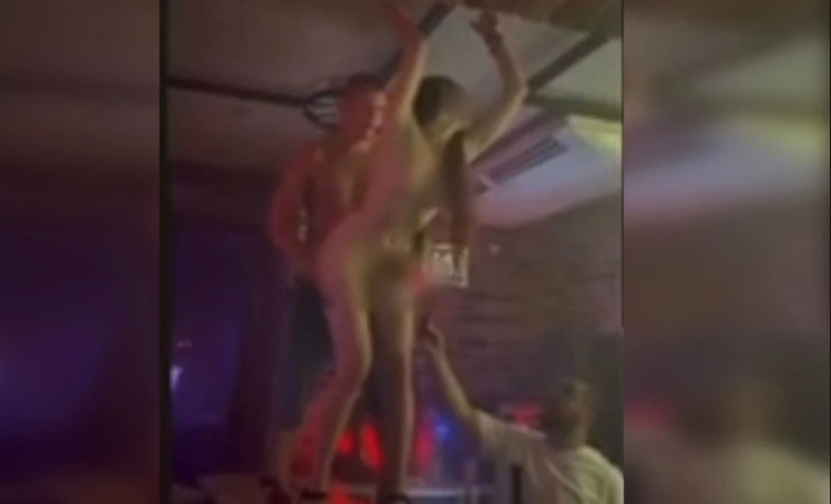 В Севастополе охранник занялся сексом с девушкой на барной стойке