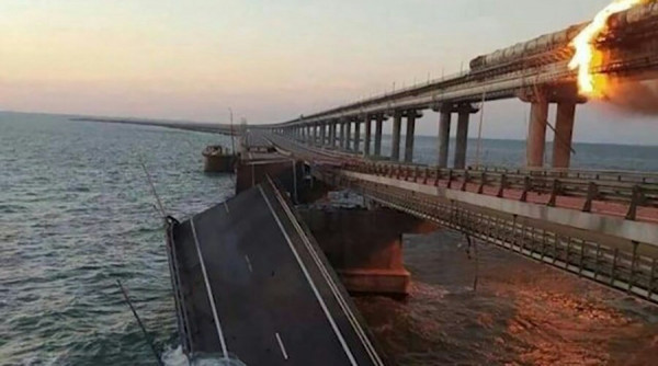 ЧП на Крымском мосту движение перекрыто. Объяснения первых лиц полуострова.