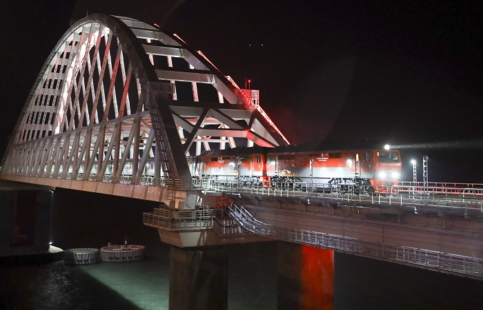 Пассажирский поезд сообщением Симферополь - Москва прошел по Крымскому мосту