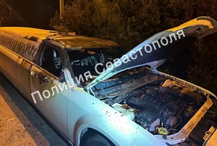 2 января в Севастополе на улице Парковая загорелся лимузин.