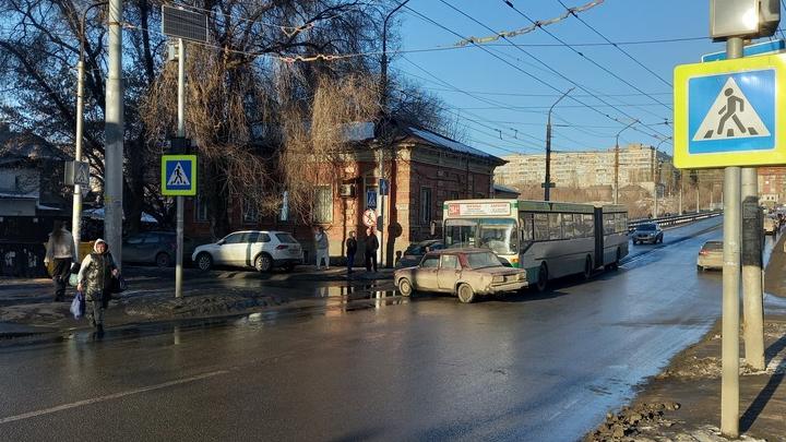 В Саратове автобус протаранил "семерку"