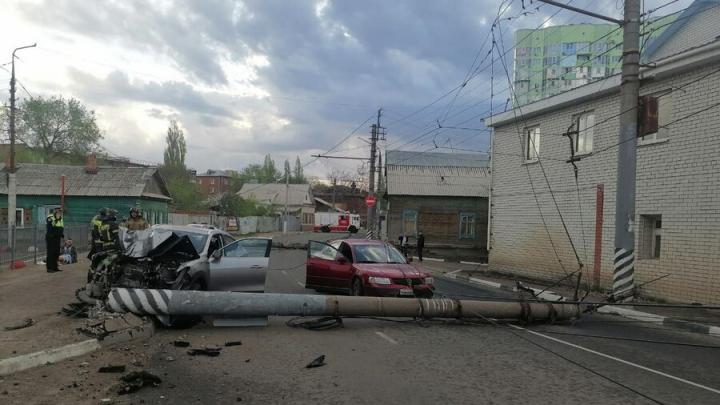 В Энгельсе автоледи на иномарке снесла столб