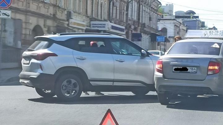 Учебная "Лада" и Kia создали пробку на Вольской в Саратове