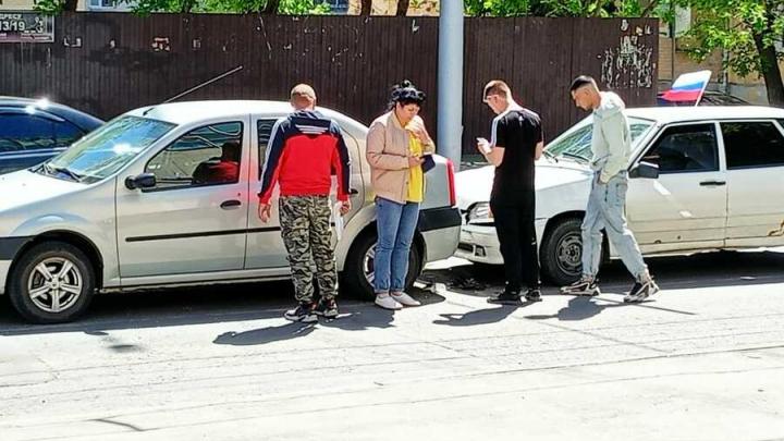 На улице Чернышевского столкнулись две легковушки