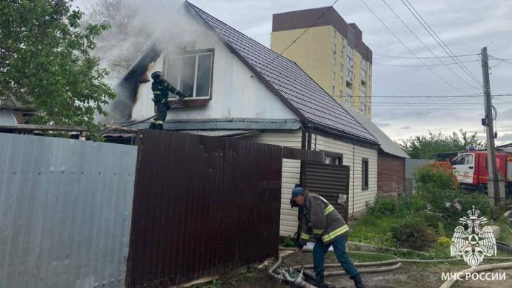 В Энгельсе прохожий предупредил хозяина дома с мансардой о пожаре