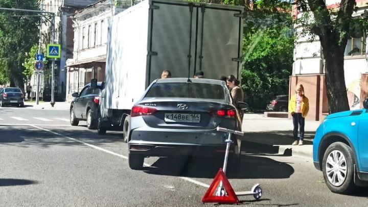 На Вольской в Саратове грузовик столкнулся с иномаркой