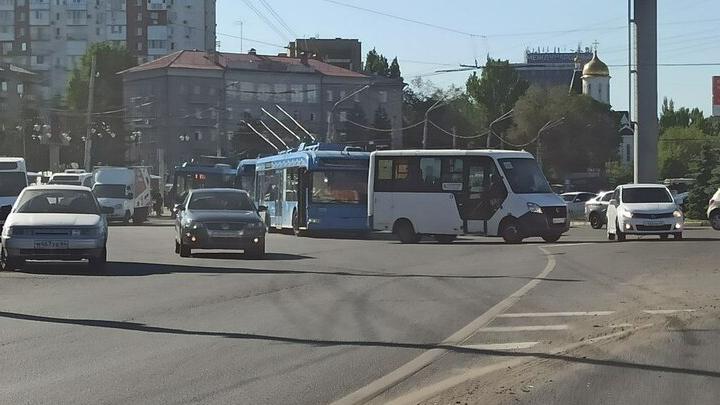 Троллейбус и маршрутка устроили транспортный коллапс на 3-й Дачной в Саратове