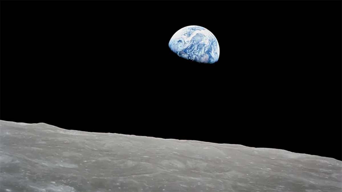 24 декабря 1968 года астронавт Билл Андерс, участвуя в миссии «Аполлон-8», сделал историческую фотографию «Восход Земли». Этот потрясающий снимок, на котором Земля восходит над горизонтом Луны, показал полусветлую Землю с видимыми Америками и Антарктидой. «Восход Земли» не только продемонстрировал красоту и хрупкость нашей планеты, но и стал катализатором экологического движения.
