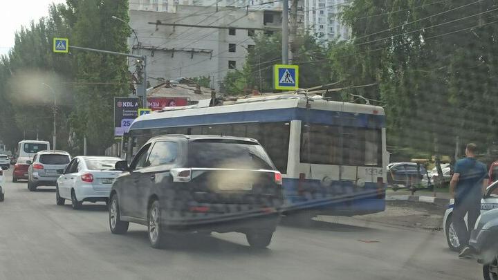 На Чернышевского в Саратове автобус притер иномарку