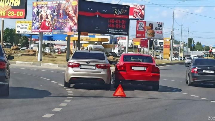 На выезде из Саратова две иномарки создали пробку