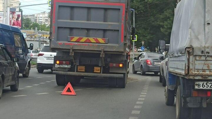 На кольце НИИ в Саратове грузовик и легковушка создали пробку