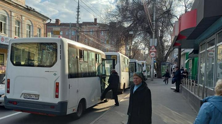 В саратовской маршрутке зажало руку девочки дверью