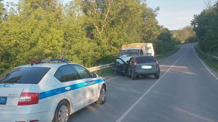 В Саратове водитель "Калины" почувствовал себя плохо и врезался в "ГАЗель"