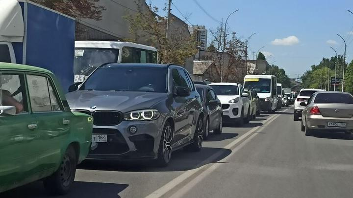 Грузовик, "Лада" и внедорожник усилили пробку на Серова в Саратове