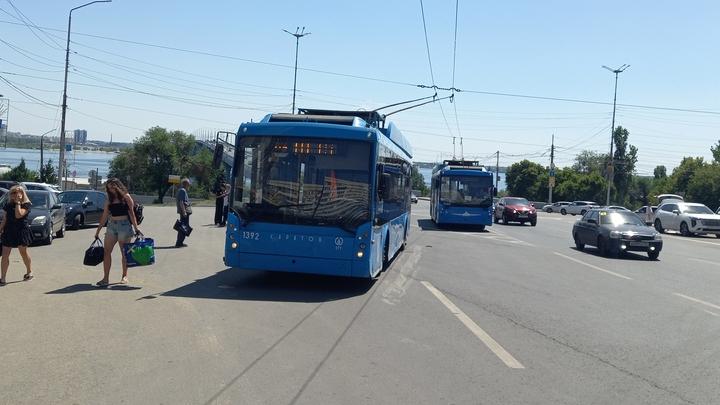 На съезде с моста в Саратове сломался троллейбус