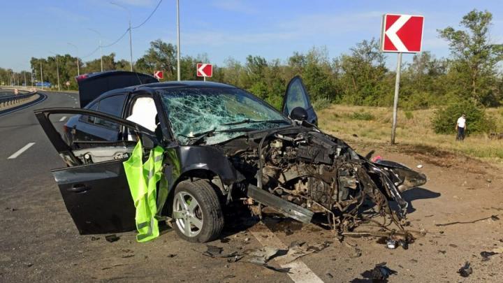 У Клещевки иномарка врезалась в столб: трое в больнице