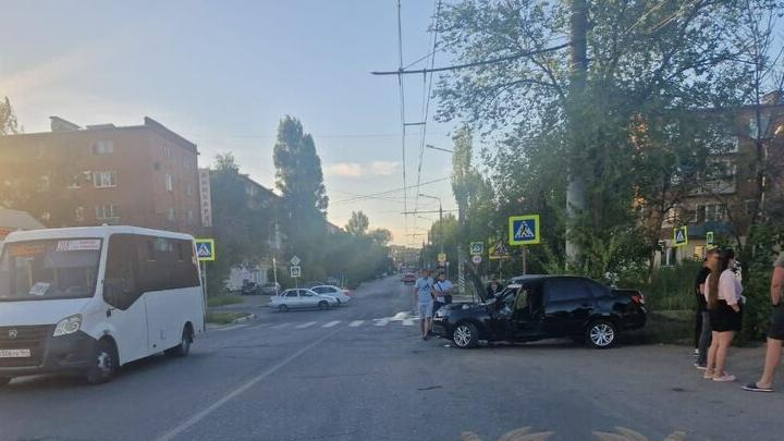 В Энгельсе молодежь на "Гранте" въехала в столб