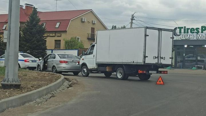 На въезде в Саратов "ГАЗель" врезалась в "китайца"