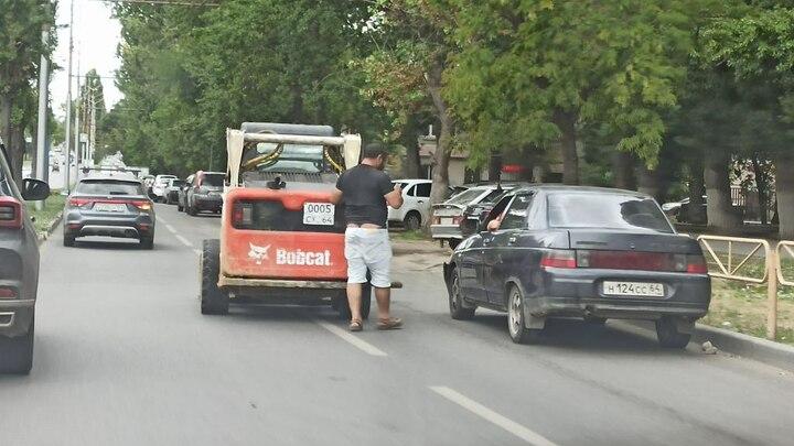 "Лада" и Bobcat блокировали дублёр проспекта Строителей в Саратове