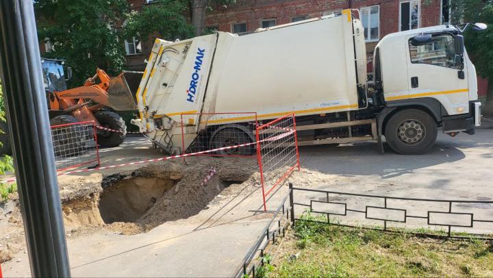 В центре Саратова мусоровоз провалился под асфальт