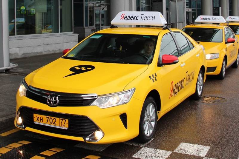 Высокие цены на такси, как отмечают специалисты, не обусловлены стоимостью топлива или жадностью таксистов. Главной причиной, по их мнению, является обязательное страхование гражданской ответственности перевозчика, сокращенно — ОСГОП.