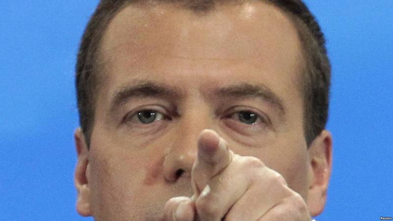 Дмитрий Медведев резко отреагировал на публикацию видео, демонстрирующего казнь российского бойца, и выразил убеждение, что на такие действия можно ответить только одним способом — уничтожением всех врагов, кто решил превратиться в бесчувственных существ из фашистской идеологии.