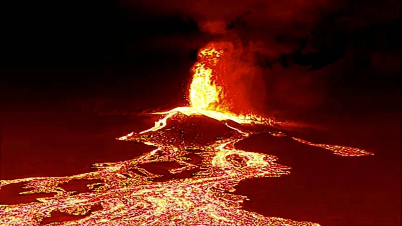 Сегодня утром вулкан Эбеко, расположенный на Курильских островах, снова привлёк внимание к себе. По информации, полученной от пресс-службы ГУ МЧС по Сахалинской области, в 9:08 по местному времени произошёл выброс пепла на высоту 1,5 километра.