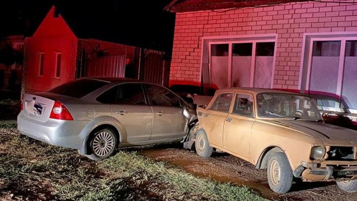 В Новоузенске иномарка врезалась в авто, а потом в стену: пострадала пассажирка