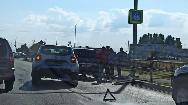 Две иномарки создали огромную пробку в Волжском районе Саратова