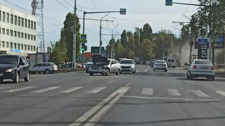 Две "Лады" на Московском шоссе затрудняют выезд из Саратова