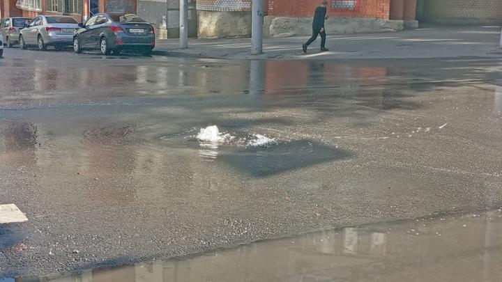 В Саратове вода из колодца заливает улицу Чернышевского