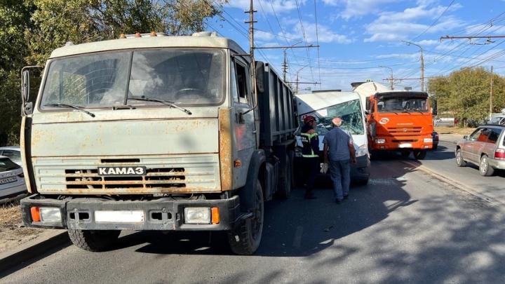 Пятеро пострадали в ДТП с "КамАЗом" и маршруткой в саратовской Елшанке: