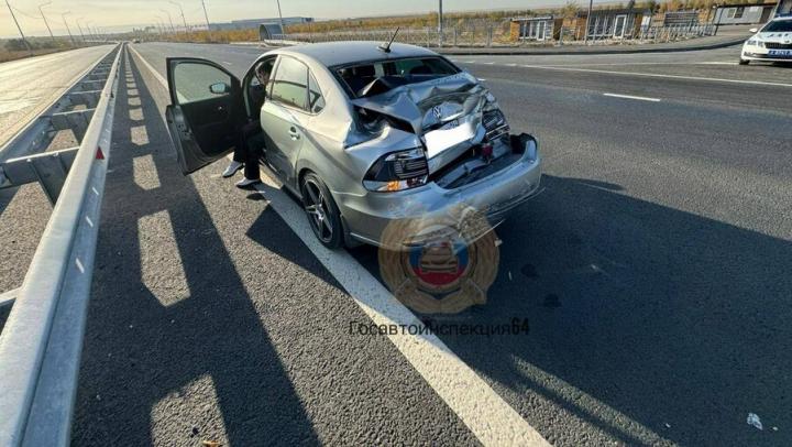 В Ленинском районе Саратова немецкий седан встретился с автобусом: есть пострадавшие