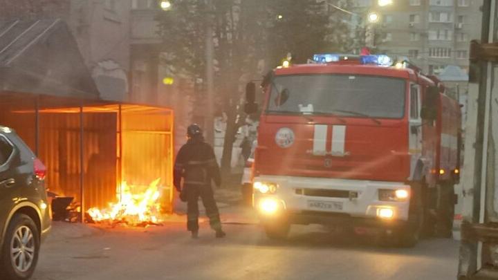 В Мирном переулке Саратова горела мусорка