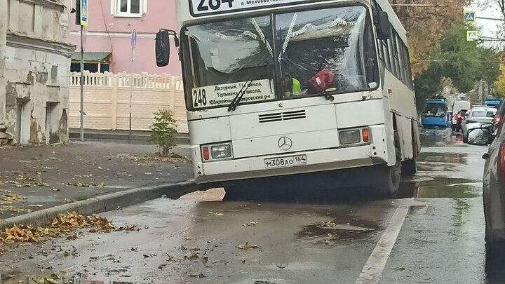 Автобус провалился в дорожную яму на Чернышевского в Саратове