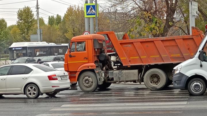 "КамАЗ" столкнулся с иномаркой в Заводском районе Саратова