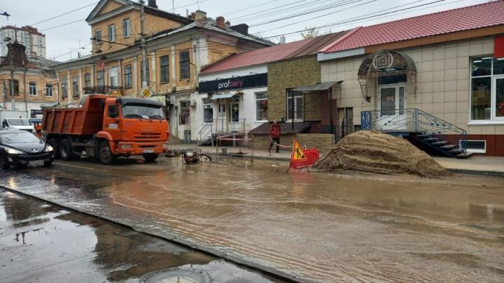 В Саратове затапливает улицу Чернышевского