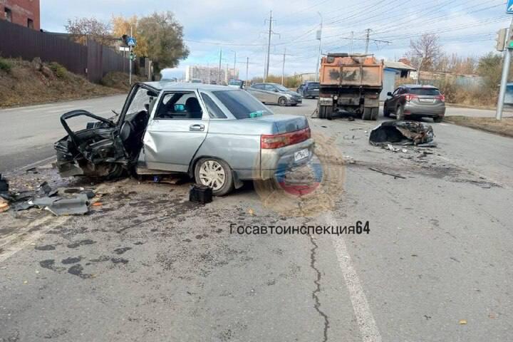 В Саратове произошло серьёзное ДТП: КамАЗ столкнулся с легковым автомобилем