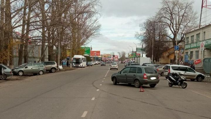 В Балашове женщина пострадала в ДТП с "Ладой" и мотороллером