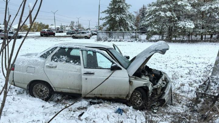 В Энгельсе врезался в столб и погиб водитель "десятки"