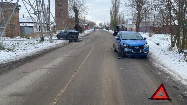 В Балашове Peugeot задним ходом врезался в отечественный кроссовер