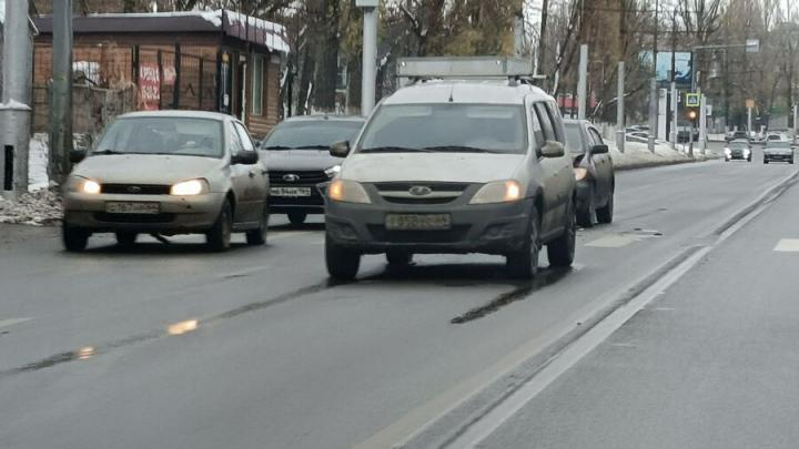 Иномарка и "Ларгус" создали пробку на Шехурдина в Саратове