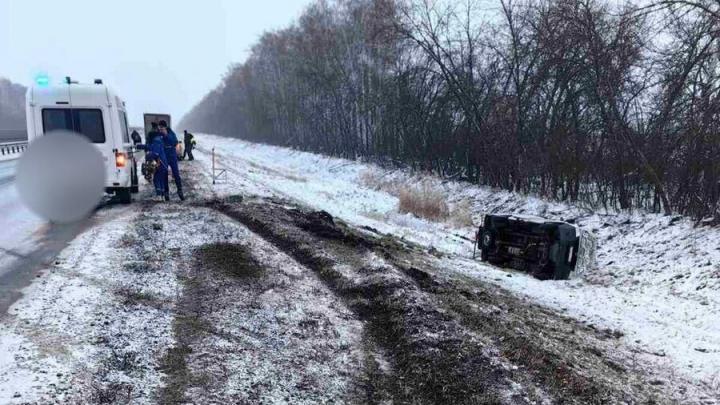 В Калининском районе скорая помощь опрокинулась в кювет