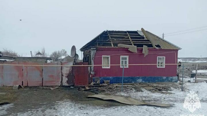 Дом, гараж с "шестеркой" и сарай полыхали в саратовском селе