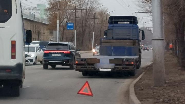 В саратовской Елшанке тягач снес переднюю часть кузова "14-й"