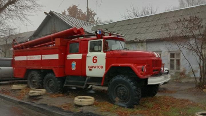 В Саратове соседи вызвали пожарных, увидев горящий дом