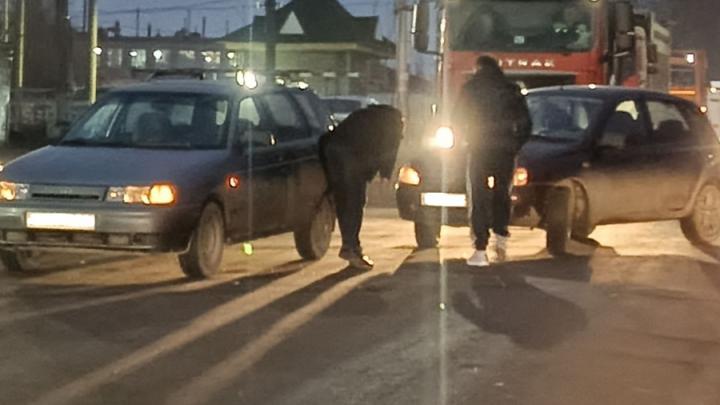 Две "Лады" затруднили въезд в Саратов у переезда на Сокурском тракте