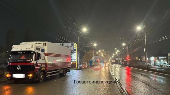 Пешеход погиб под колесами грузовика на Московском шоссе в Саратове