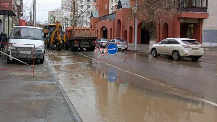 В Саратове коммунальные воды затапливают улицу Чернышевского