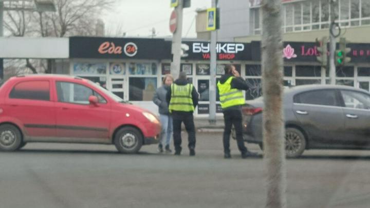 Две иномарки создали пробку на Танкистов в Саратове